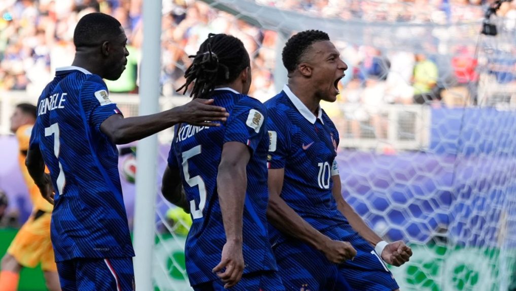 Kylian Mbappe sa so spoluhráčmi teší z gólu.