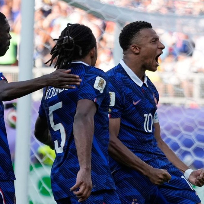 Kylian Mbappe sa so spoluhráčmi teší z gólu.