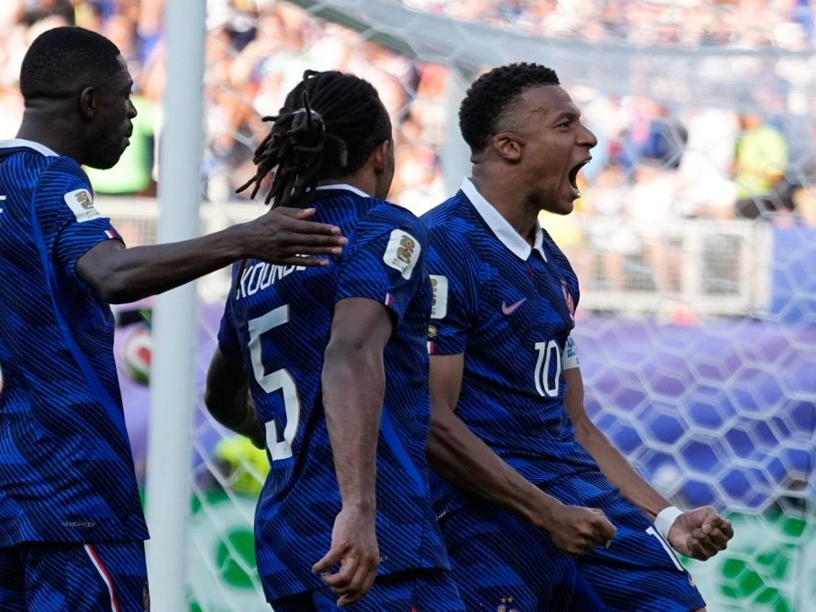Kylian Mbappe sa so spoluhráčmi teší z gólu.