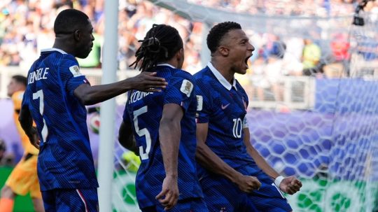 Kylian Mbappe sa so spoluhráčmi teší z gólu.