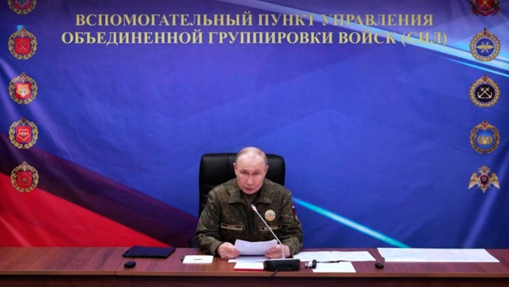 Vladimir Putin počas návštevy ruských ozbrojených síl.