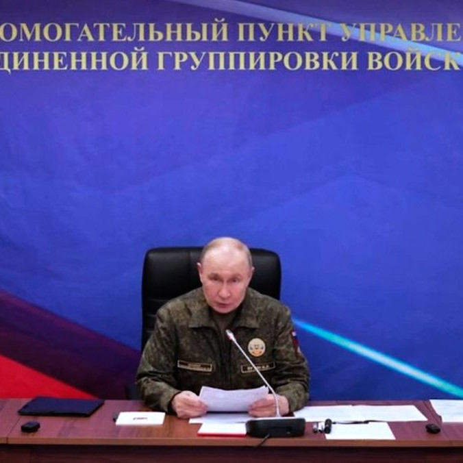 Vladimir Putin počas návštevy ruských ozbrojených síl.