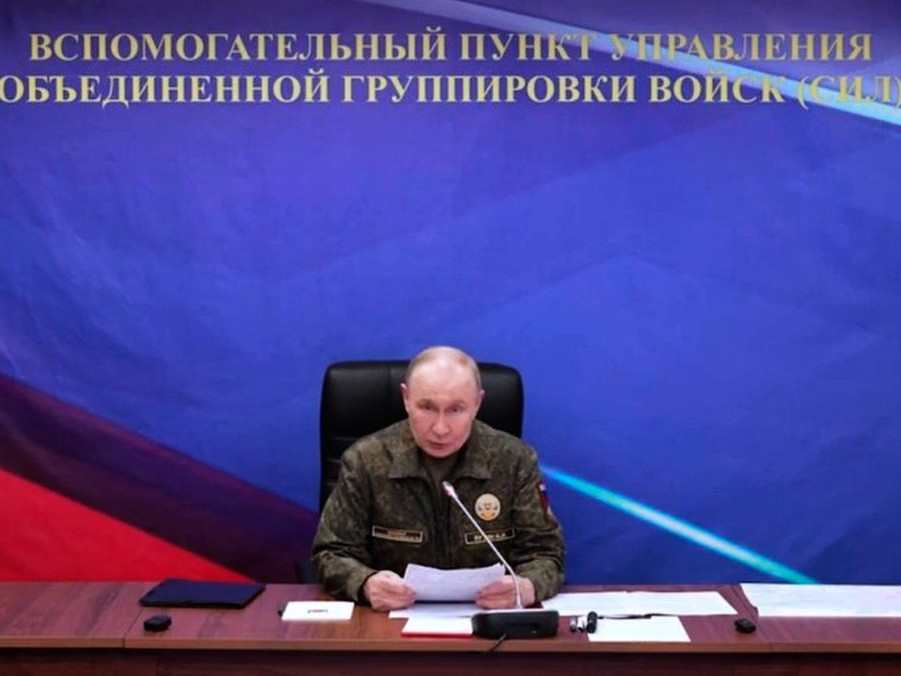Vladimir Putin počas návštevy ruských ozbrojených síl.