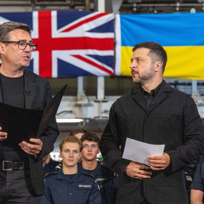 Nový britský premiér Andy Burnham a Volodymyr Zelenskyj.