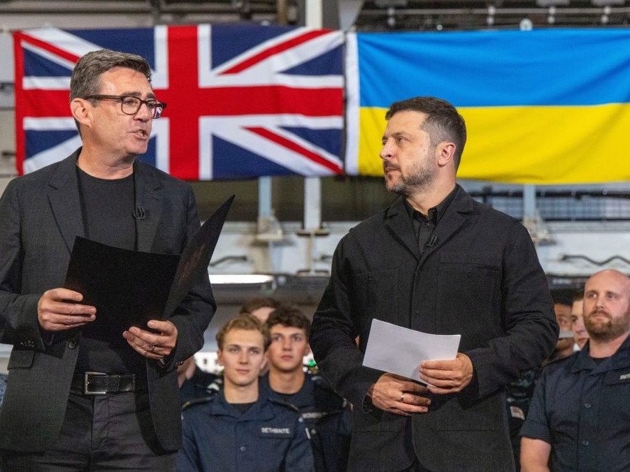 Nový britský premiér Andy Burnham a Volodymyr Zelenskyj.