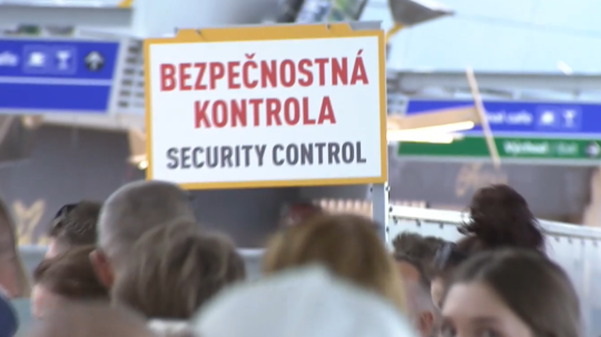 Na snímke rad na bezpečnostnú kontrolu.