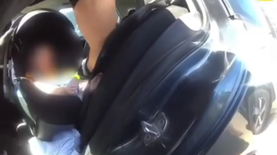 Policajti zachránili polročné dieťa z uzamknutého auta.