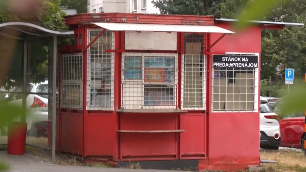 Na snímke novinový stánok.