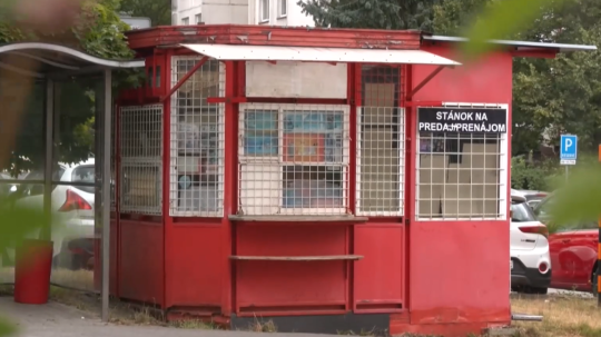 Na snímke novinový stánok.