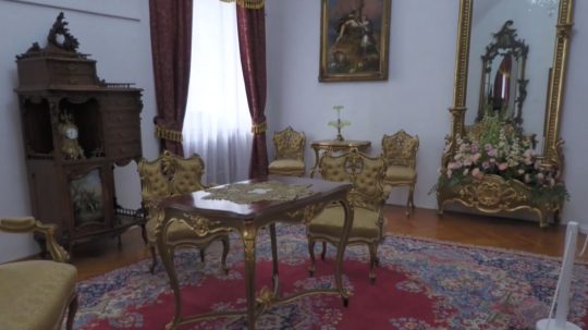 Priestory dotvára množstvo kvetov.