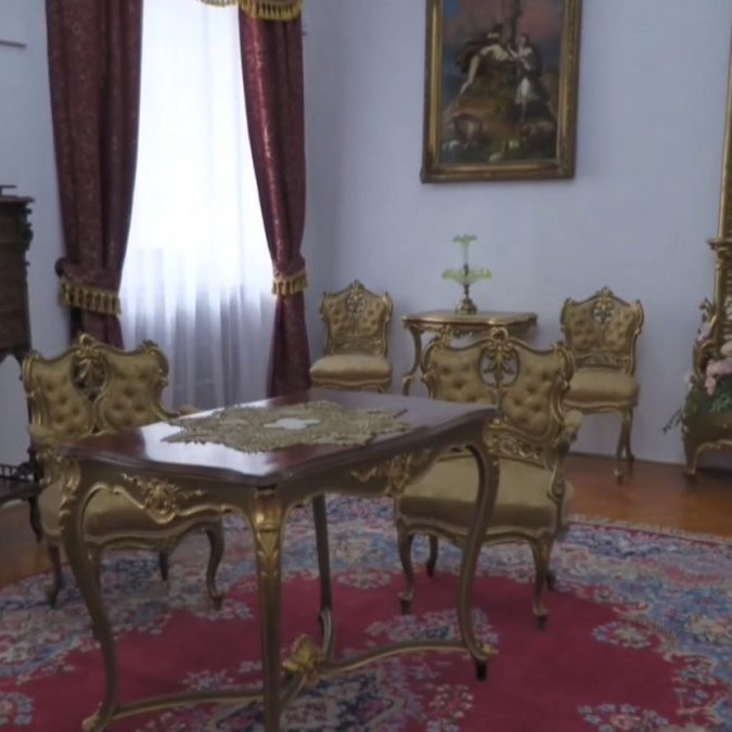 Priestory dotvára množstvo kvetov.