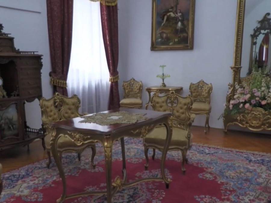 Priestory dotvára množstvo kvetov.