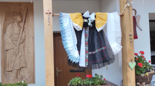 Kroj zavesený pri vchode do domu.