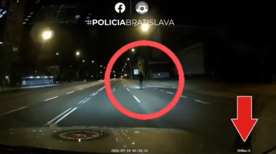 Útek mladého muža na kolobežke ukončil až náraz do nákladného vozidla.