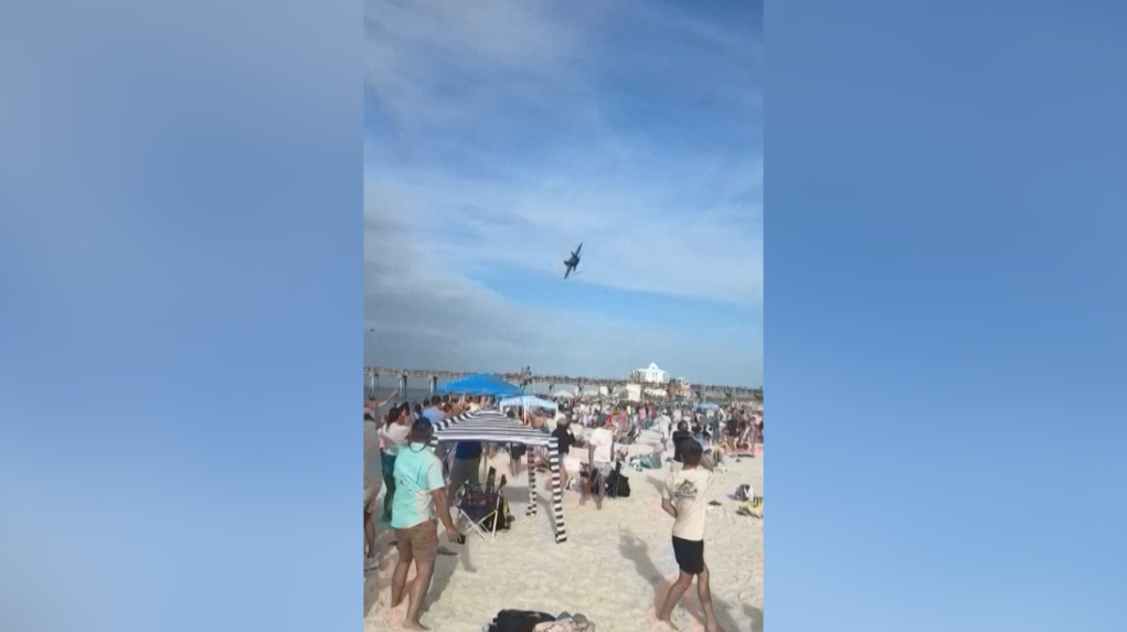 Na snímke prelet stíhačky nad plážou na Floride.