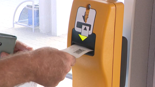 Na snímke si muž značí lístok vo vlaku.
