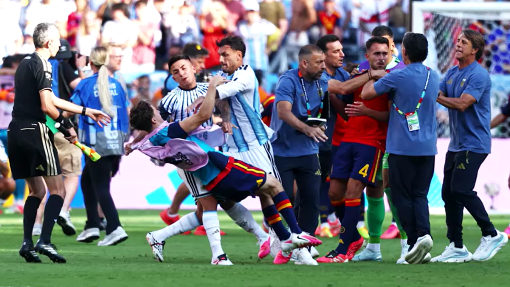 Argentínsky stredopoliar Leandro Paredes po prehre neudržal nervy na uzde.