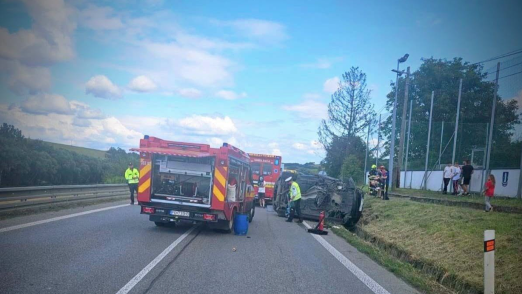 Pri nehode v obci Lada sa zranili tri osoby.