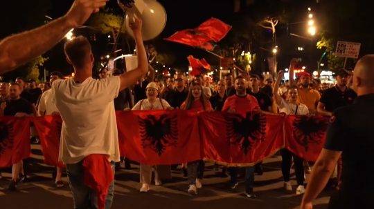 Protesty v Albánsku pokračujú.
