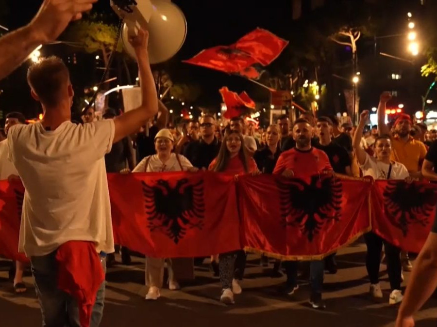 Protesty v Albánsku pokračujú.