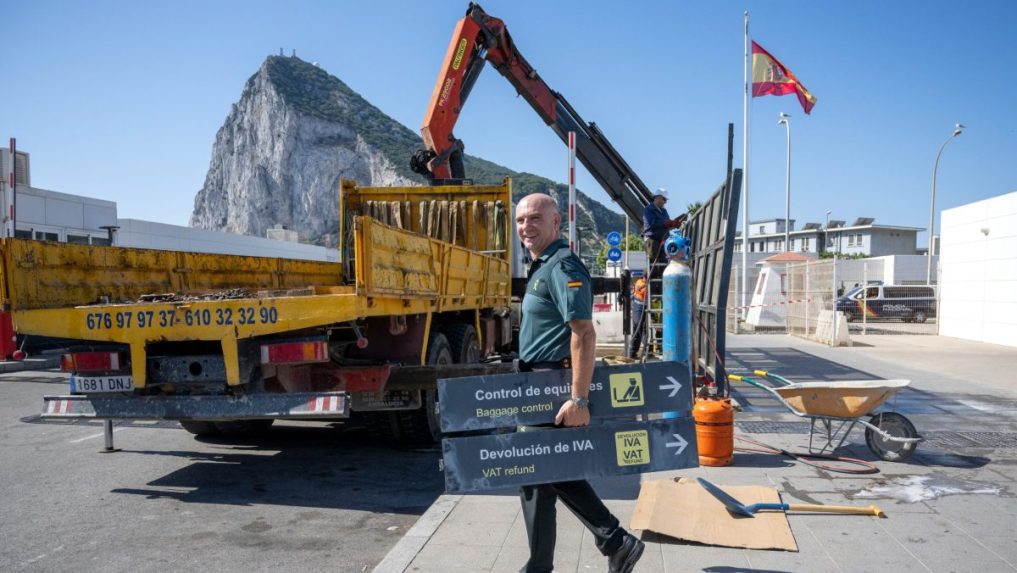 
 Na snímke odstraňujú bariéry na Gibraltáre.		