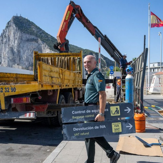 Na snímke odstraňujú bariéry na Gibraltáre.
