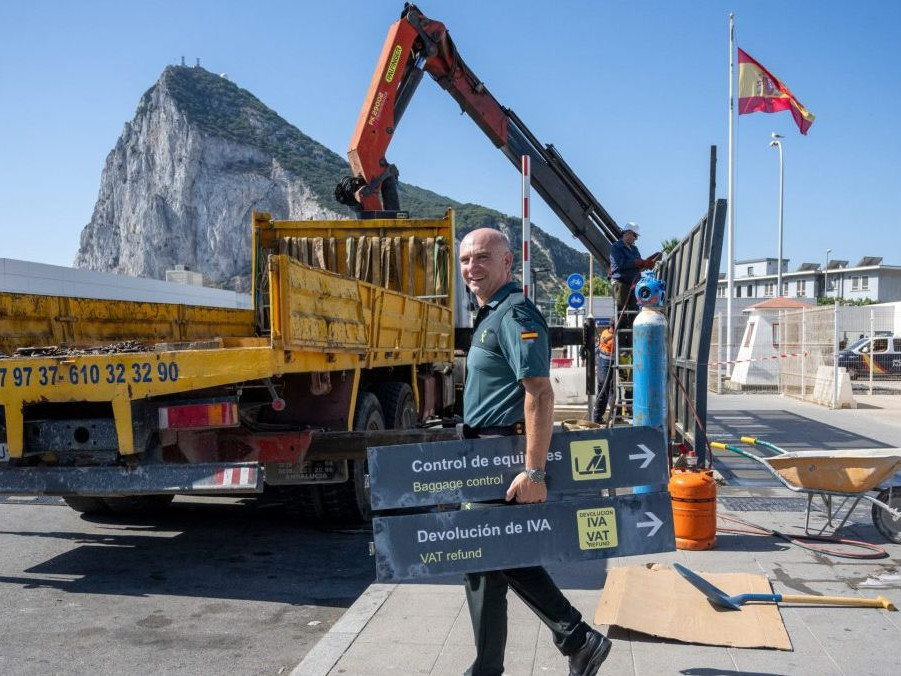 Na snímke odstraňujú bariéry na Gibraltáre.