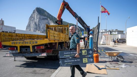 Na snímke odstraňujú bariéry na Gibraltáre.