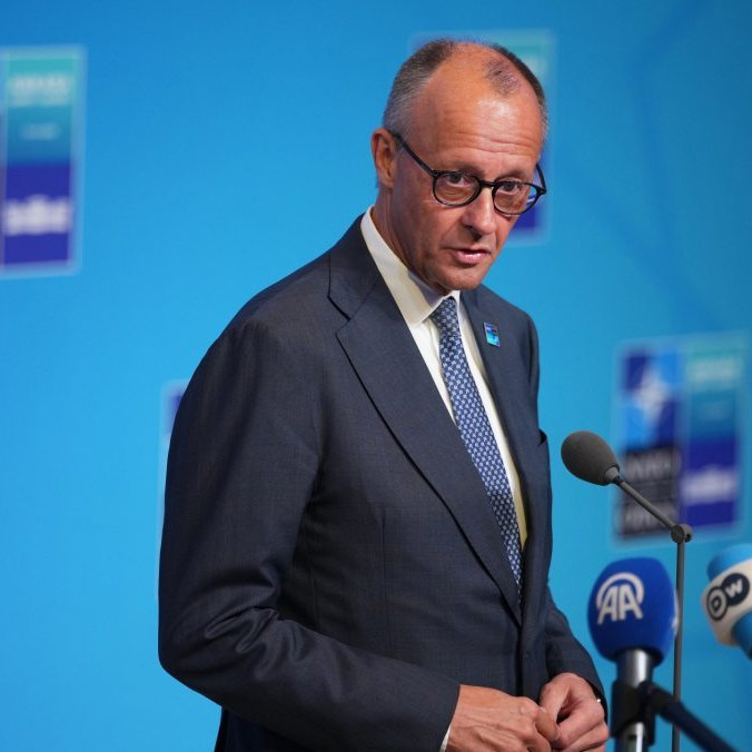 Nemecký kancelár Friedrich Merz dáva vyhlásenie počas príchodu na samit NATO v Ankare.