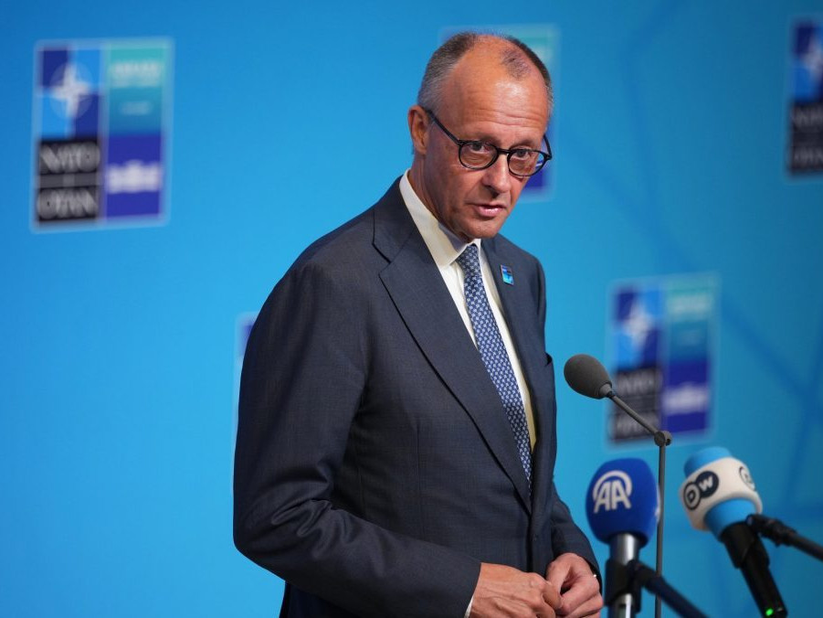 Nemecký kancelár Friedrich Merz dáva vyhlásenie počas príchodu na samit NATO v Ankare.