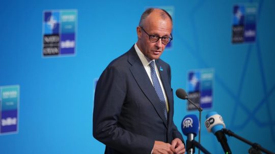 Nemecký kancelár Friedrich Merz dáva vyhlásenie počas príchodu na samit NATO v Ankare.