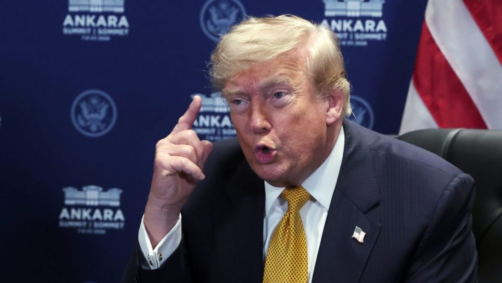 Donald Trump počas samitu NATO.