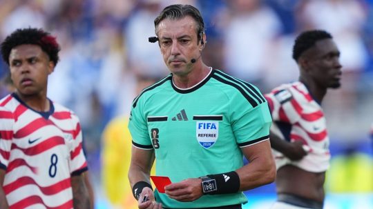 Balogun dostal červenú kartu