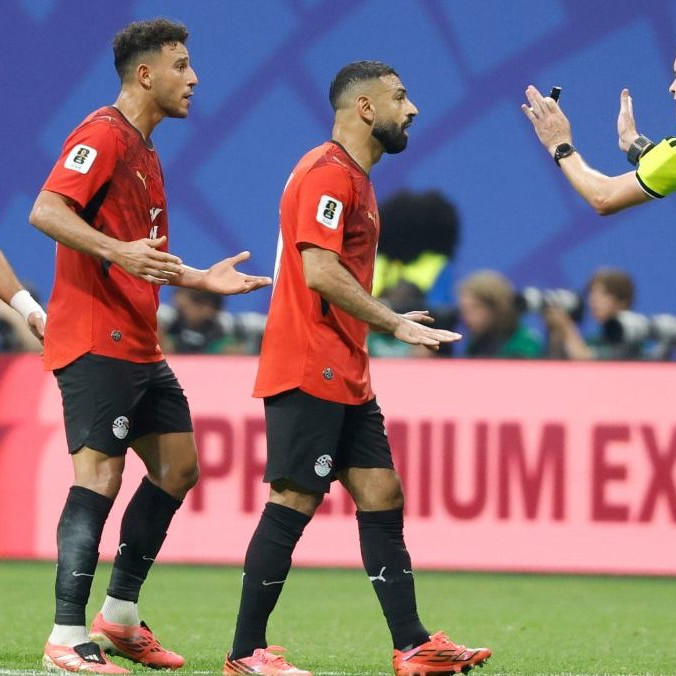 Futbalisti Egypta v horlivej komunikácii s rozhodcom Francoisom Letexierom.