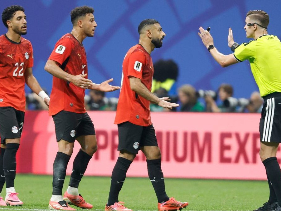 Futbalisti Egypta v horlivej komunikácii s rozhodcom Francoisom Letexierom.