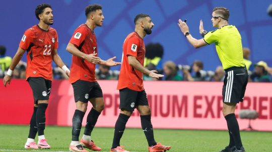 Futbalisti Egypta v horlivej komunikácii s rozhodcom Francoisom Letexierom.