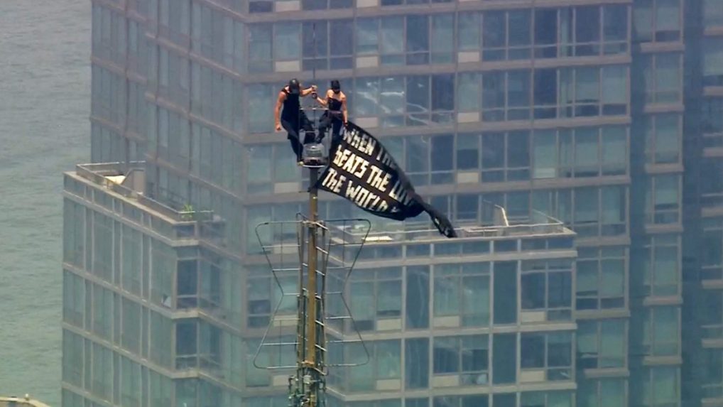Na snímke dva ľudia na Empire State Building.
