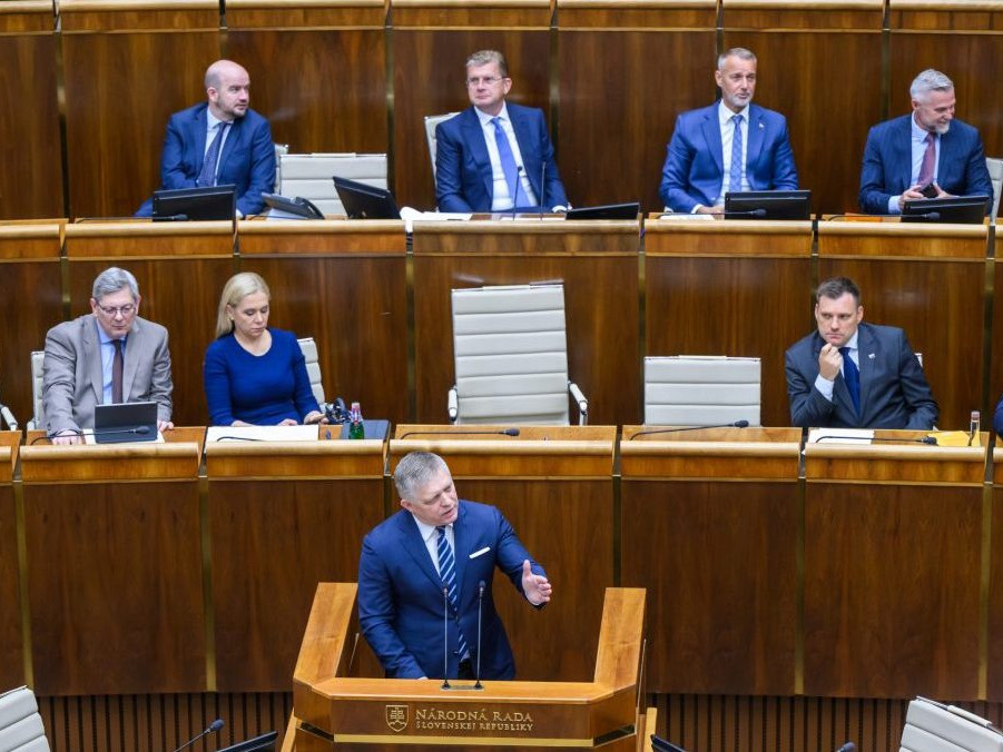 Na snímke premiér a poslanci NR SR.