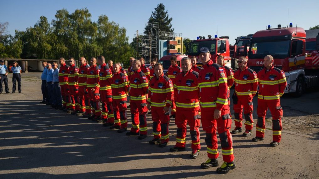Na sn&iacute;mke vyslan&iacute; hasiči 20-členn&eacute;ho modulu pozemn&eacute;ho hasenia.
