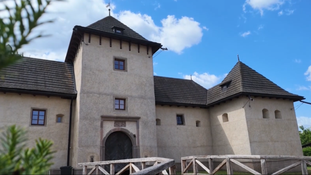 Vodný hrad Hronsek