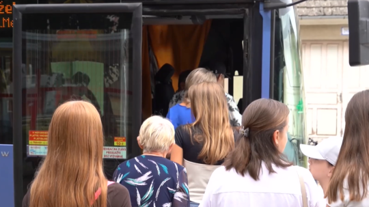 ľudia nastupujú do autobusu