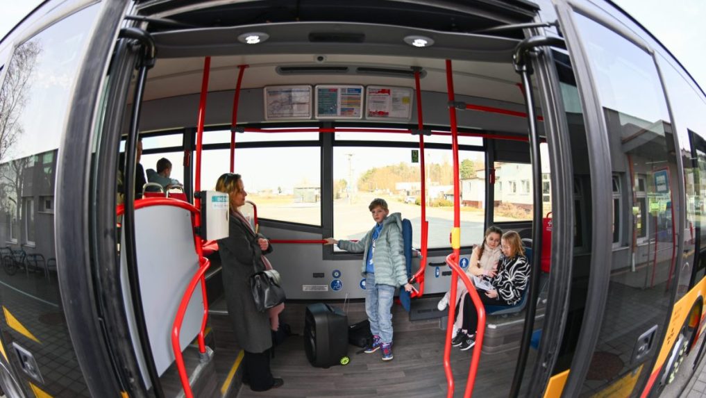 SaS kritizuje novú aplikáciu na jednotné cestovné lístky. Rezort reaguje, že služba je dostupná na webe