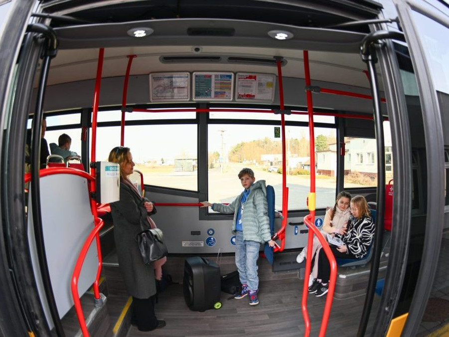 SaS kritizuje novú aplikáciu na jednotné cestovné lístky. Rezort reaguje, že služba je dostupná na webe