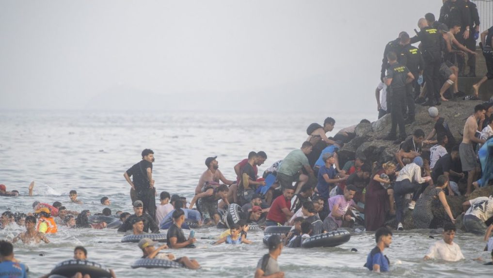 Na snímke migranti prichádzajúci do Ceuty.