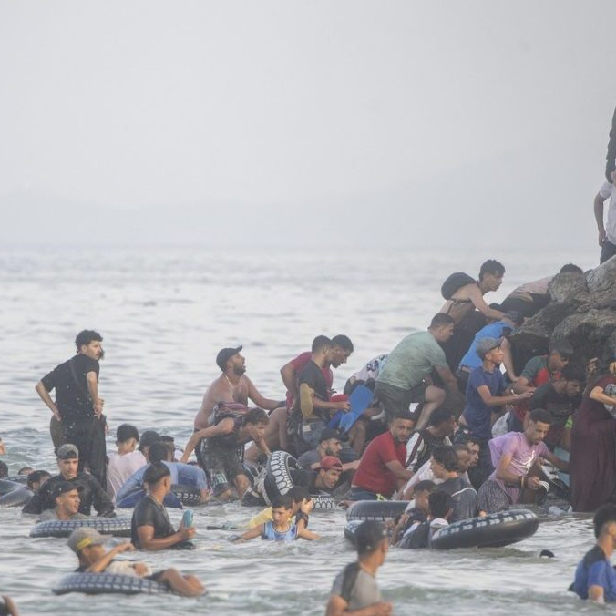 Na snímke migranti prichádzajúci do Ceuty.