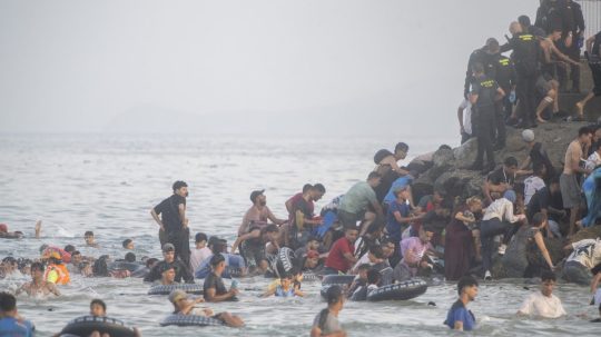 Na snímke migranti prichádzajúci do Ceuty.