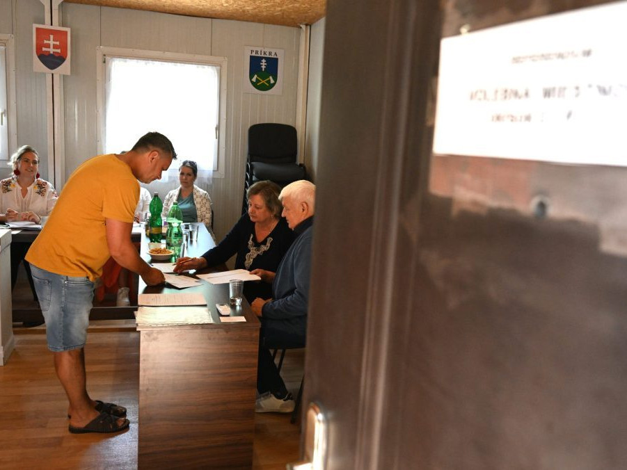 Na Slovensku sa koná v poradí desiate referendum.