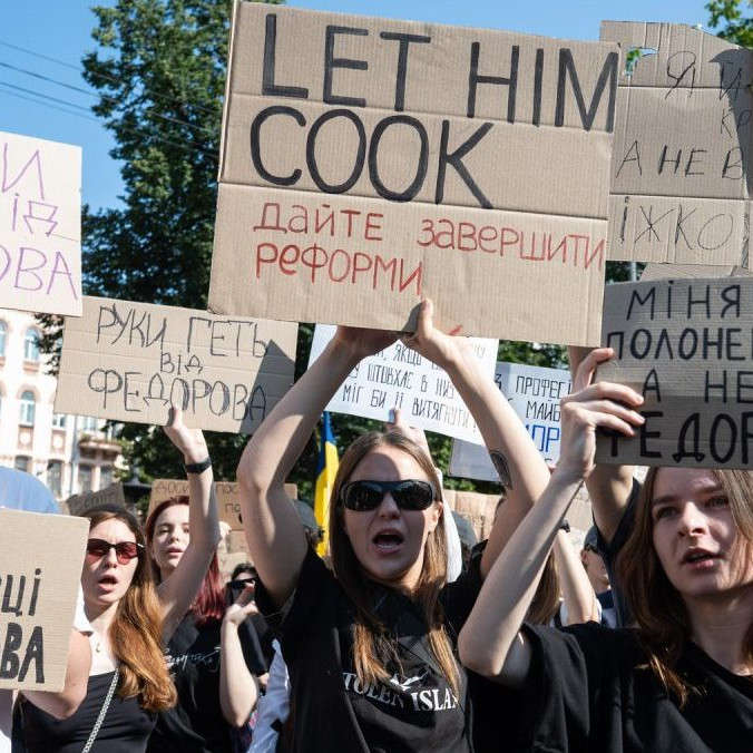 Vyše tisíc ľudí sa zhromaždilo na jednom z námestí v Kyjeve.