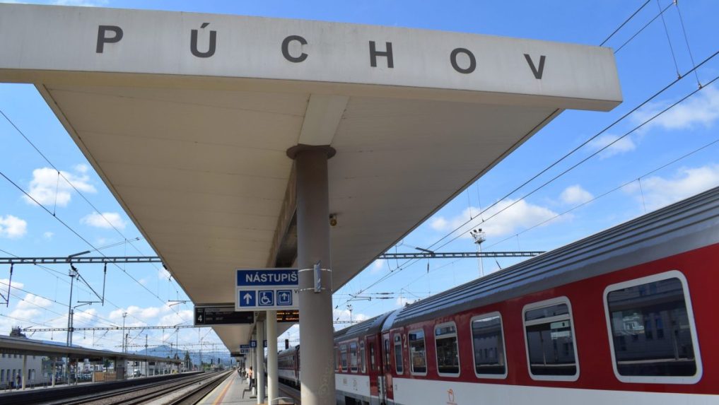 Na snímke železničná stanica v Púchove.