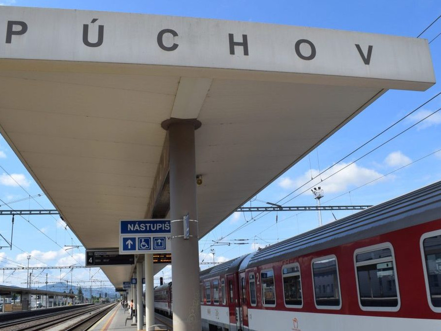 Na snímke železničná stanica v Púchove.